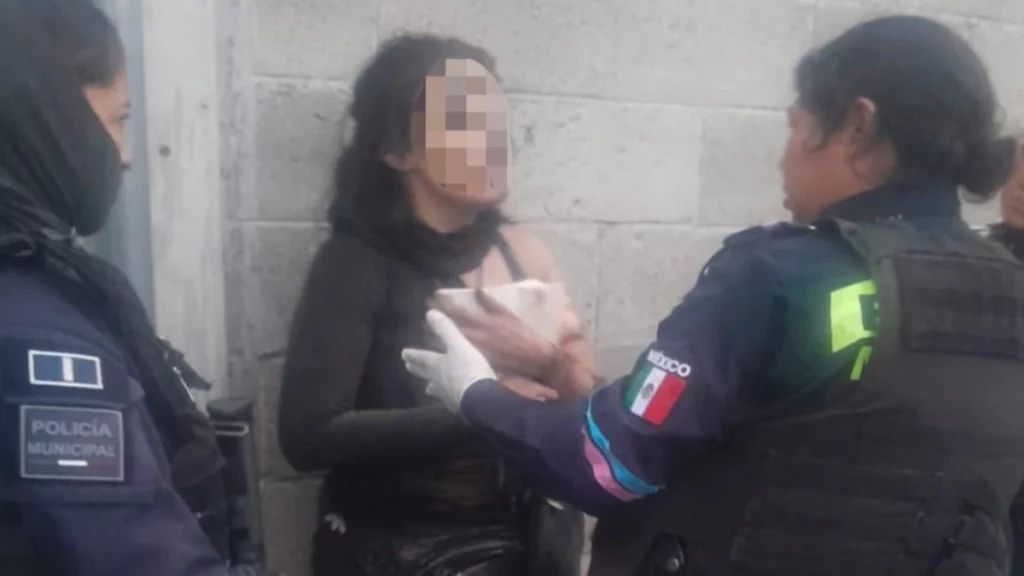 Policías municipales de Puebla salvan a una mujer que buscó electrocutarse