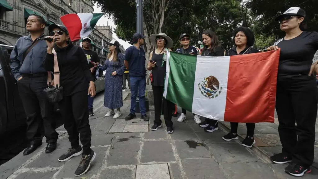 Opositores a la Reforma Judicial realizan caravana en el centro de Puebla