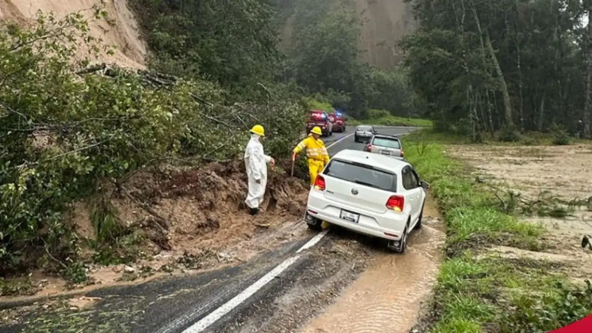 Deslaves y caída de árboles dejan lluvias en municipios de Puebla