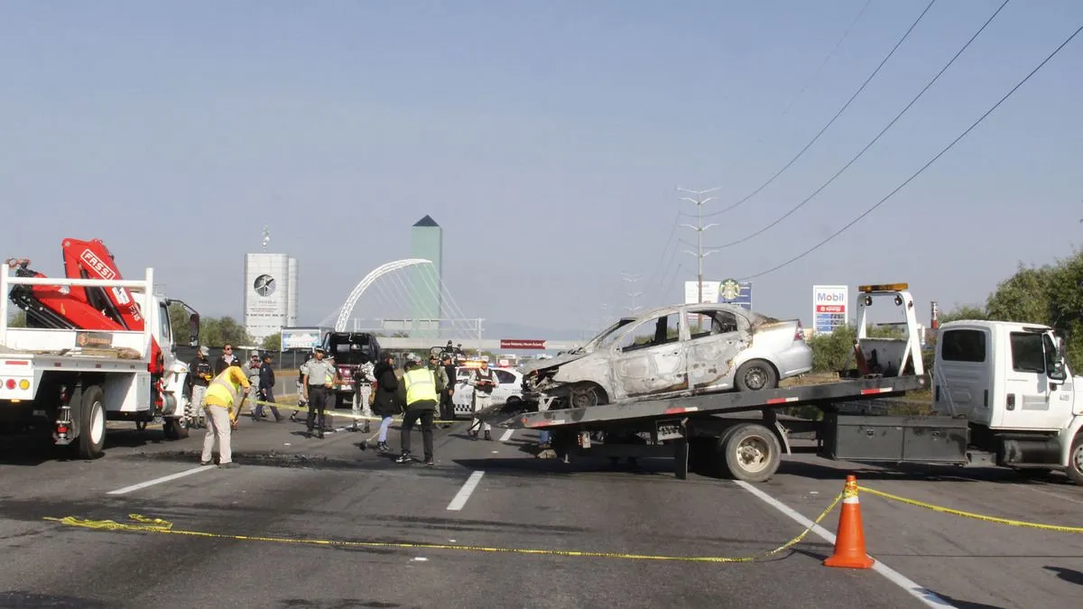 Vehículo es calcinado con al menos tres cadáveres en la autopista México-Puebla