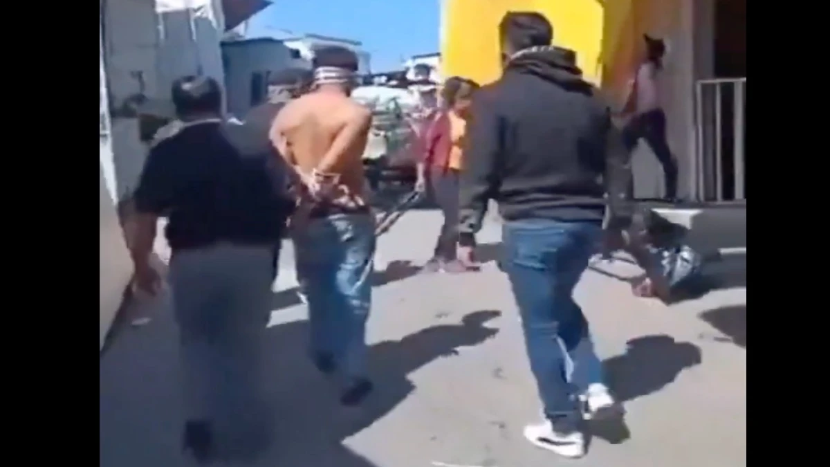 Detienen a dos ladrones y casi los linchan en el tianguis de Texmelucan