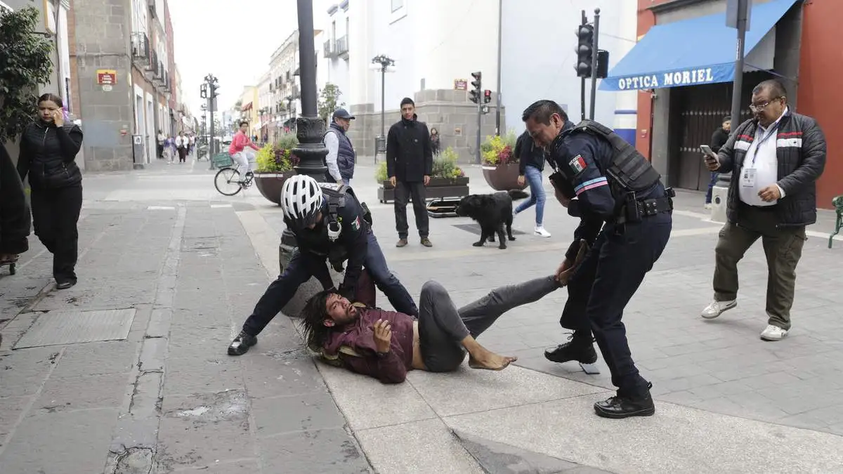 Policías municipales de Puebla intentan detener a hombre “intoxicado”