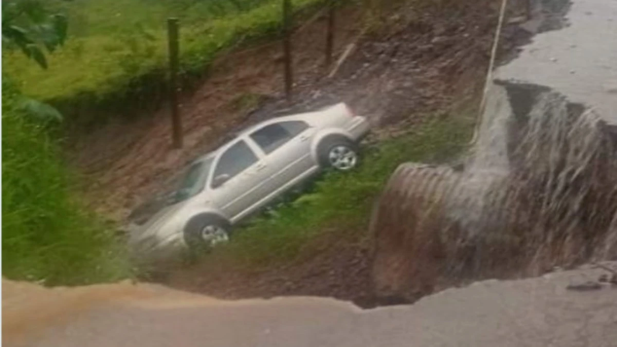 Cae vehículo a socavón generado por lluvias en la carretera a Amixtlán