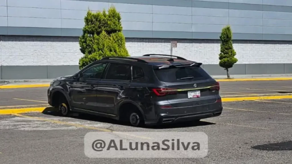 Dejan sin llantas camioneta estacionada en Mega Angelópolis