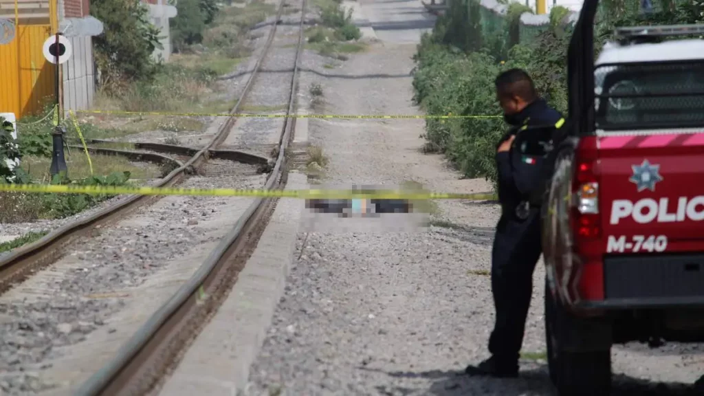 Hallan a hombre muerto junto a vías del tren en Xochimehuacan