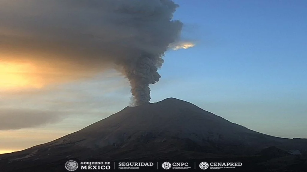 Popocatépetl emite ceniza y provoca cierre del aeropuerto de Huejotzingo