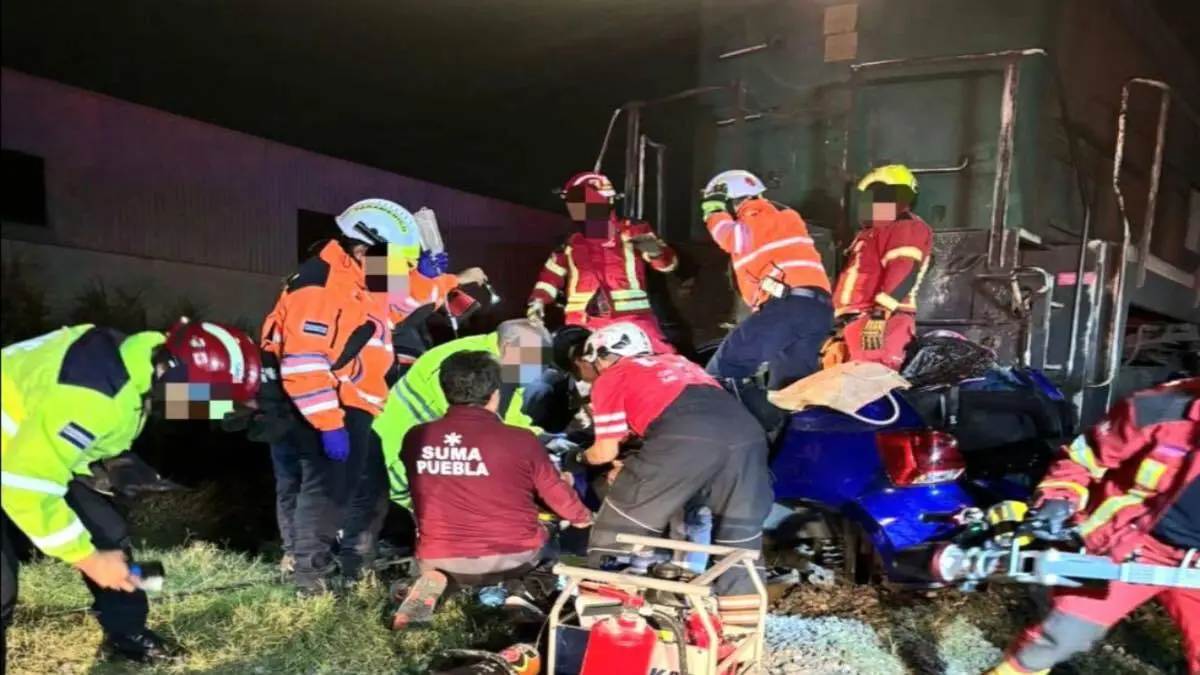 Dos mujeres murieron al ser arrolladas por el tren en su vehículo en Puebla