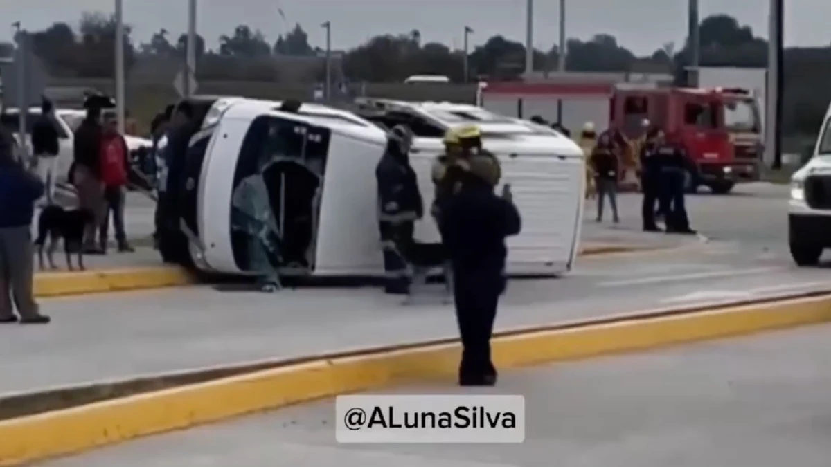 Vuelca combi de transporte público "patito" en San José Chiapa