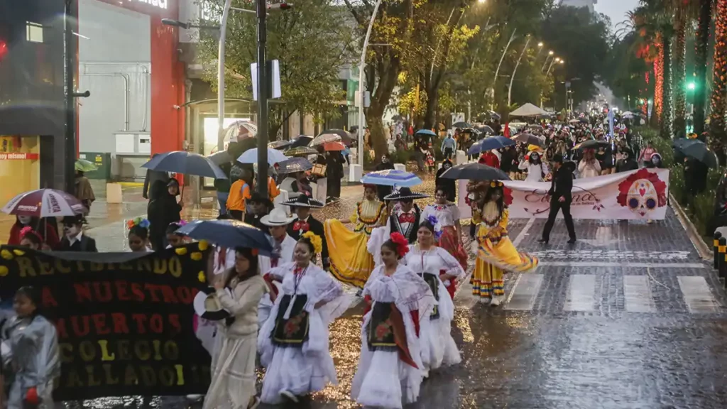 Bajo la lluvia, el desfile de Día de Muertos en Puebla