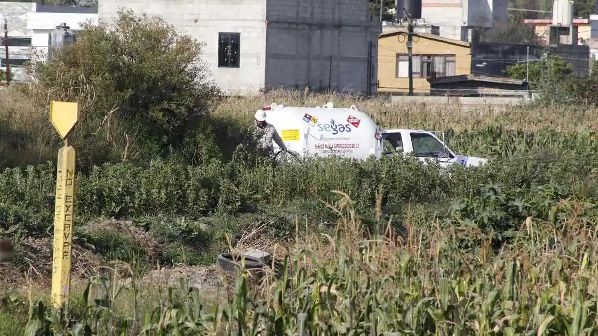 Huachigaseros provocan fuga en ducto de Pemex en Texmelucan