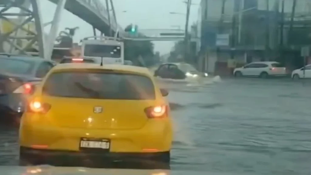 Lluvias vuelven a inundar calles de Puebla