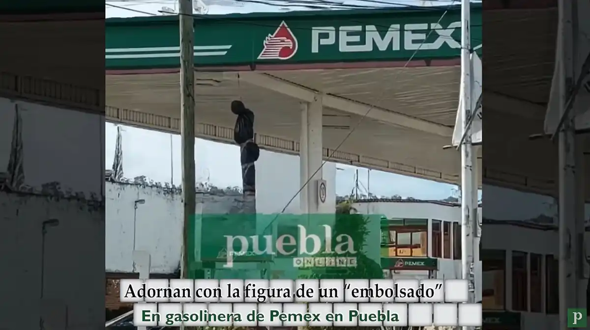 Adornan con la figura de un “embolsado” en gasolinera de Pemex en Puebla