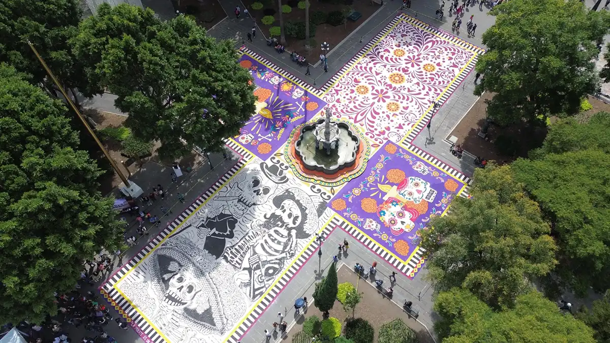 Así quedó el Tapete Monumental de Día de Muertos en el zócalo de Puebla