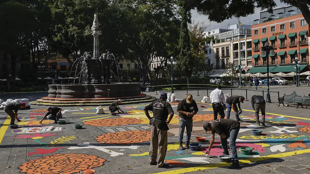 Así avanza la alfombra de Día de Muertos en el zócalo de Puebla