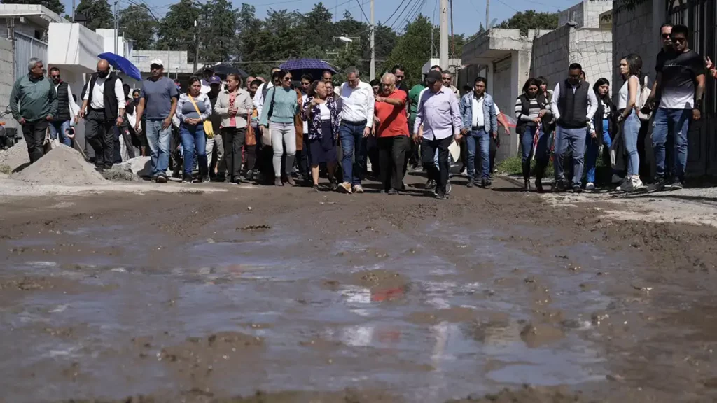 Gobierno de José Chedraui inicia pavimentación de calles en Amalucan y El Salvador