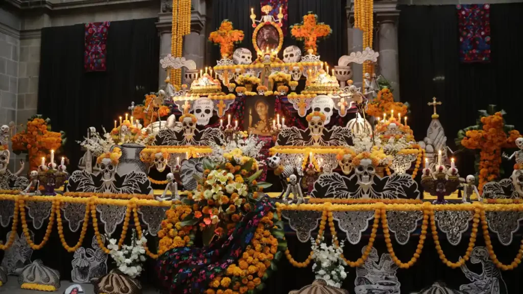 Ofrenda instalada en el Ayuntamiento de Puebla.