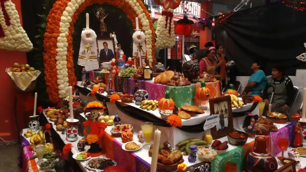 Altar de muertos monumental montado en San Pedro Cholula.