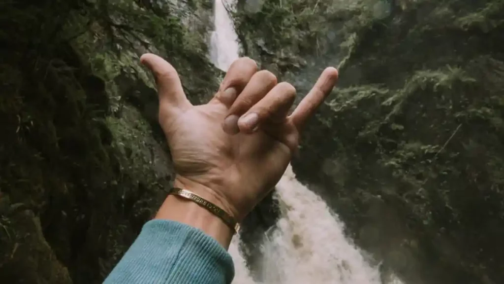 Hombre realizando una señal con la mano.