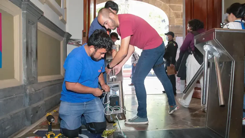 Chedraui ordena retirar torniquetes que restringían acceso al Palacio Municipal