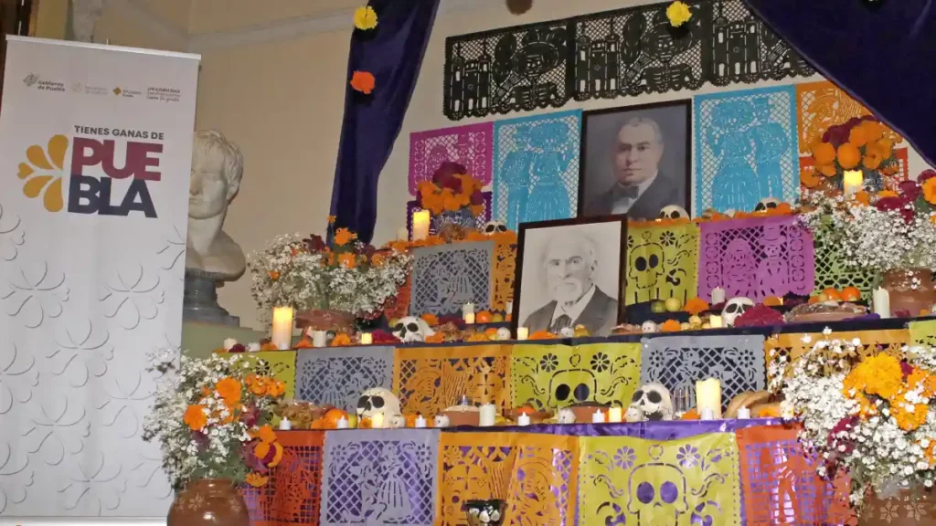 Ofrenda de Día de Muertos instalada en la Casa de Cultura de Puebla.