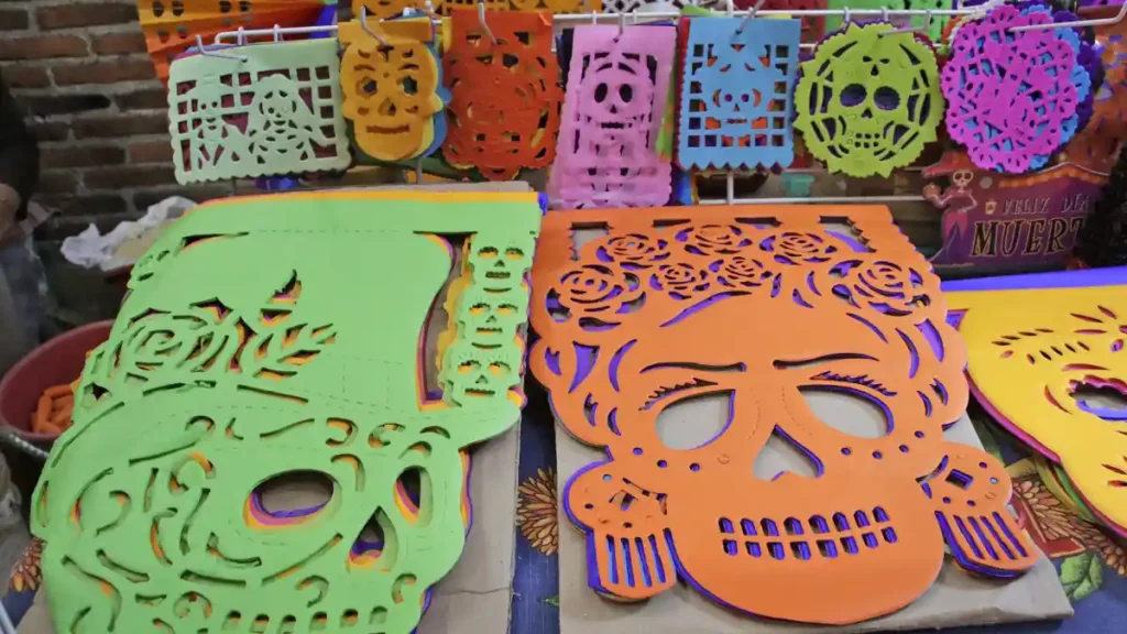 Papel picado para adornar las ofrendas de Día de Muertos.