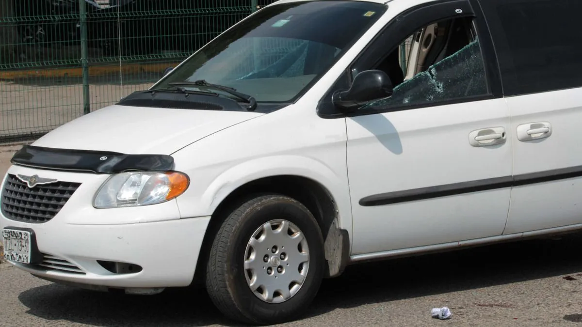 Balearon a ocupante de una camioneta frente a Plaza San Diego