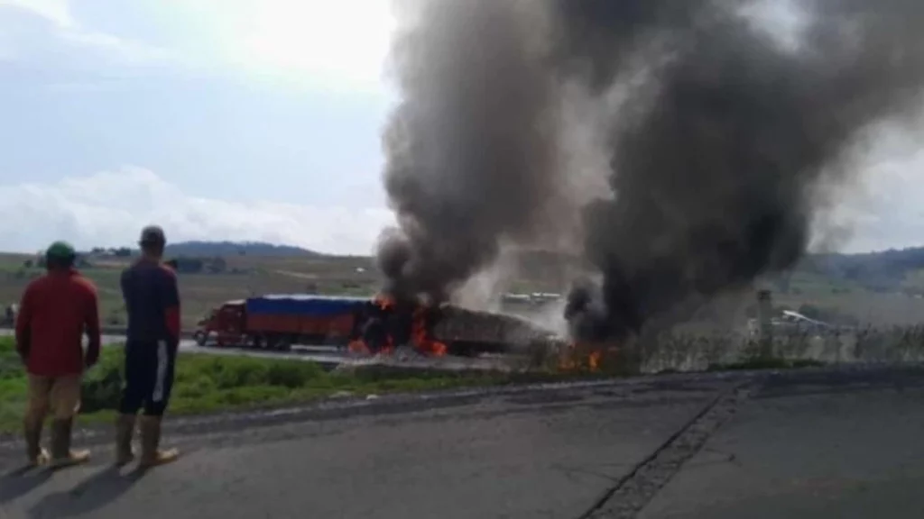 Arde camión de carga tras choque en la autopista Puebla-Orizaba