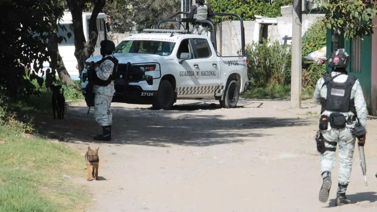 Hallan cadáver envuelto en lonas entre Xonacatepec y La Resurrección