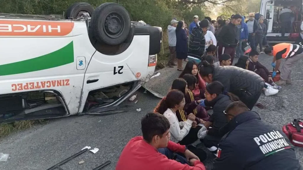 Volcadura de combi de la Ruta Zinacatepec deja 19 lesionados