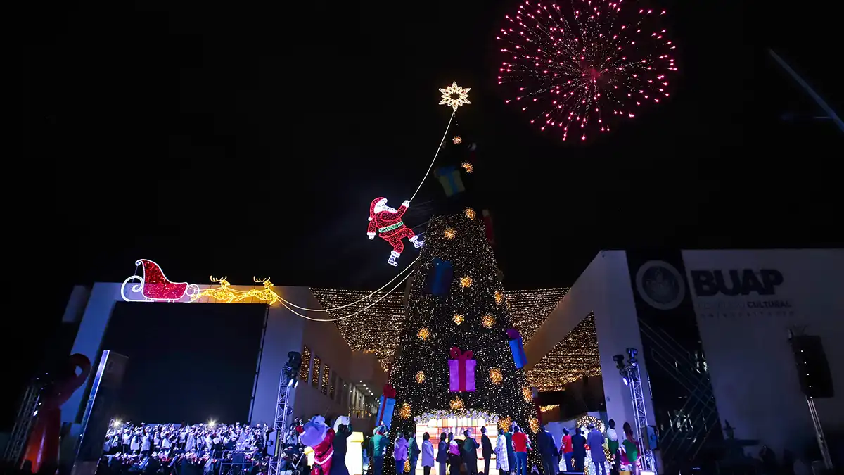 BUAP enciende árbol de navidad en el CCU