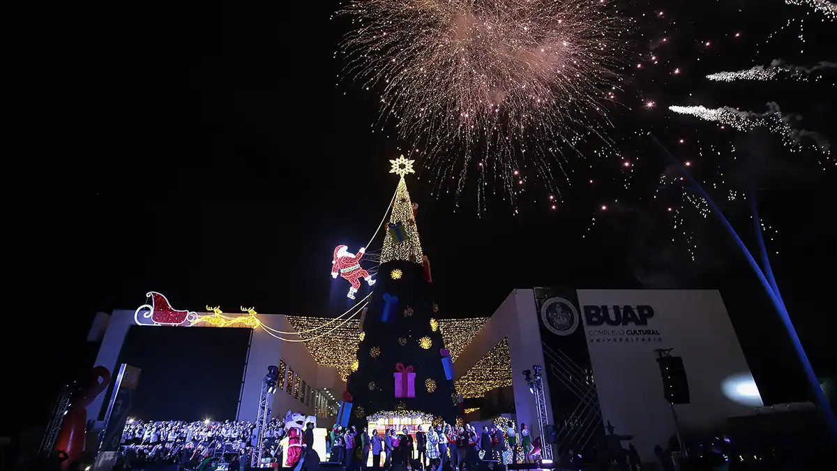 BUAP enciende árbol de navidad en el CCU