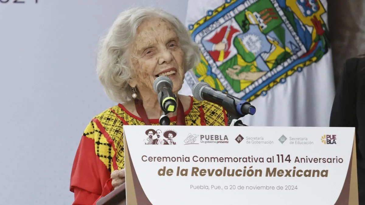 Elena Poniatowska recibió la presea “Carmen Serdán” en Puebla