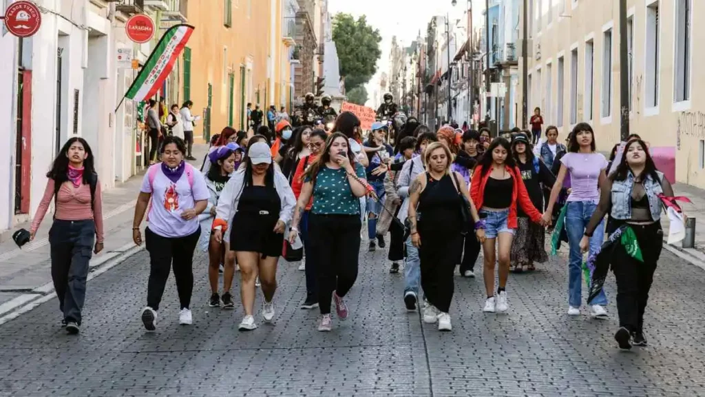 Poblanas marchan por la eliminación de la violencia contra la mujer