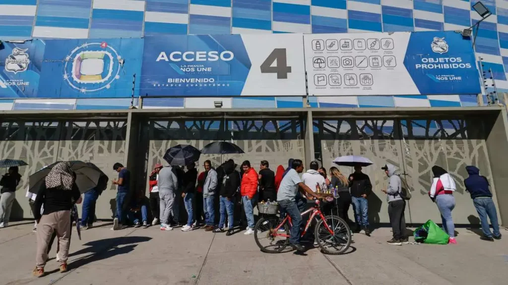 Poblanos acamparon en el Cuauhtémoc por boletos para "Prófugos del Anexo"