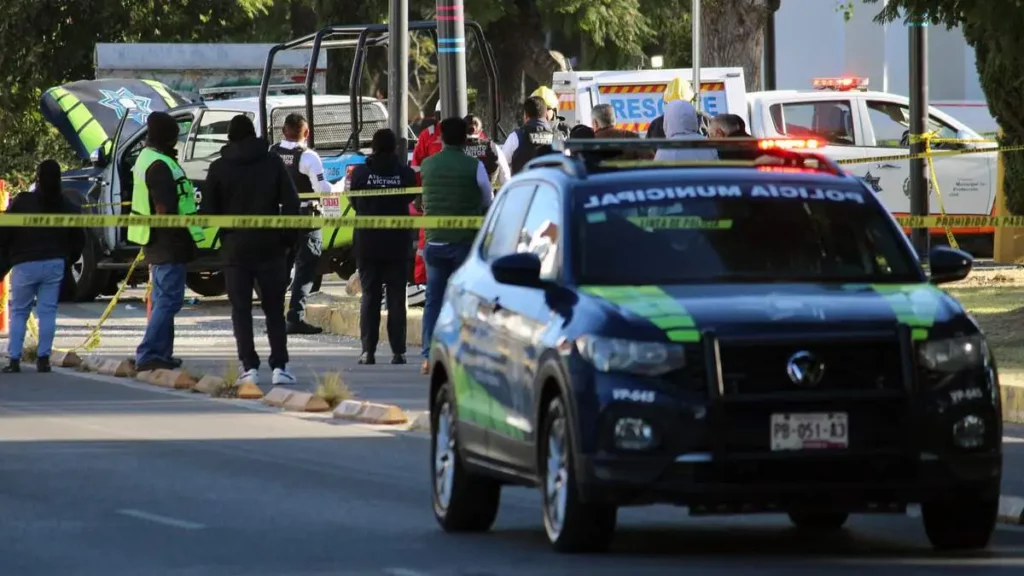 Por llevar a su compañera a Plaza Crystal, policía ignoró semáforo y mató a taxista en Puebla