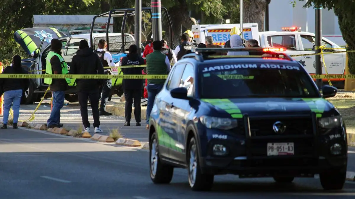 Por llevar a su compañera a Plaza Crystal, policía ignoró semáforo y mató a taxista en Puebla