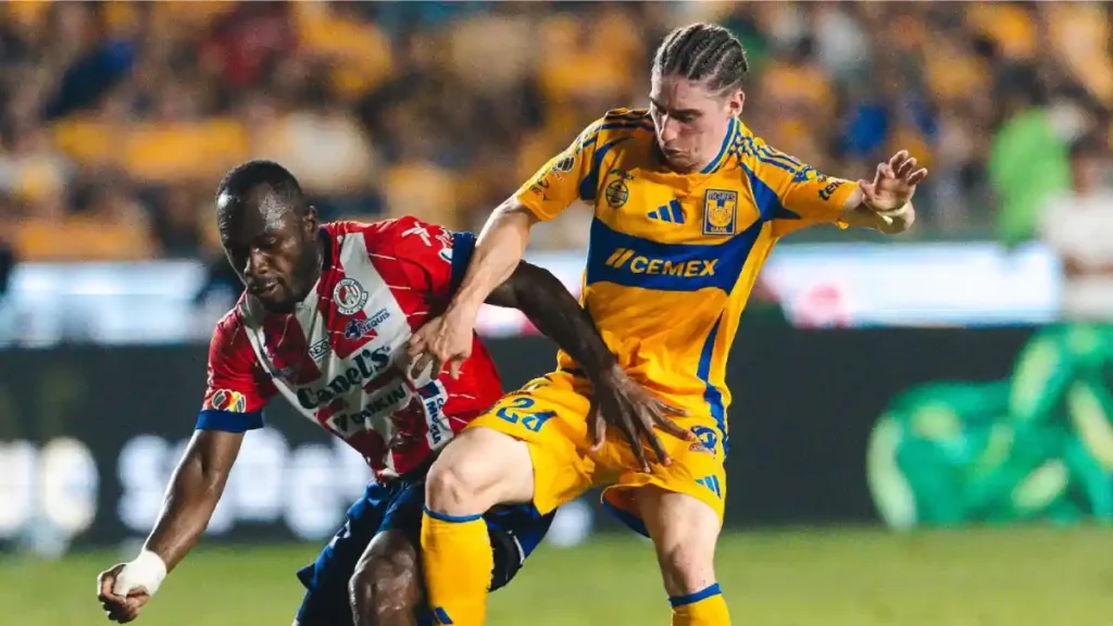 Futbolista de Tigres y de Atlético San Luis durante un partido.