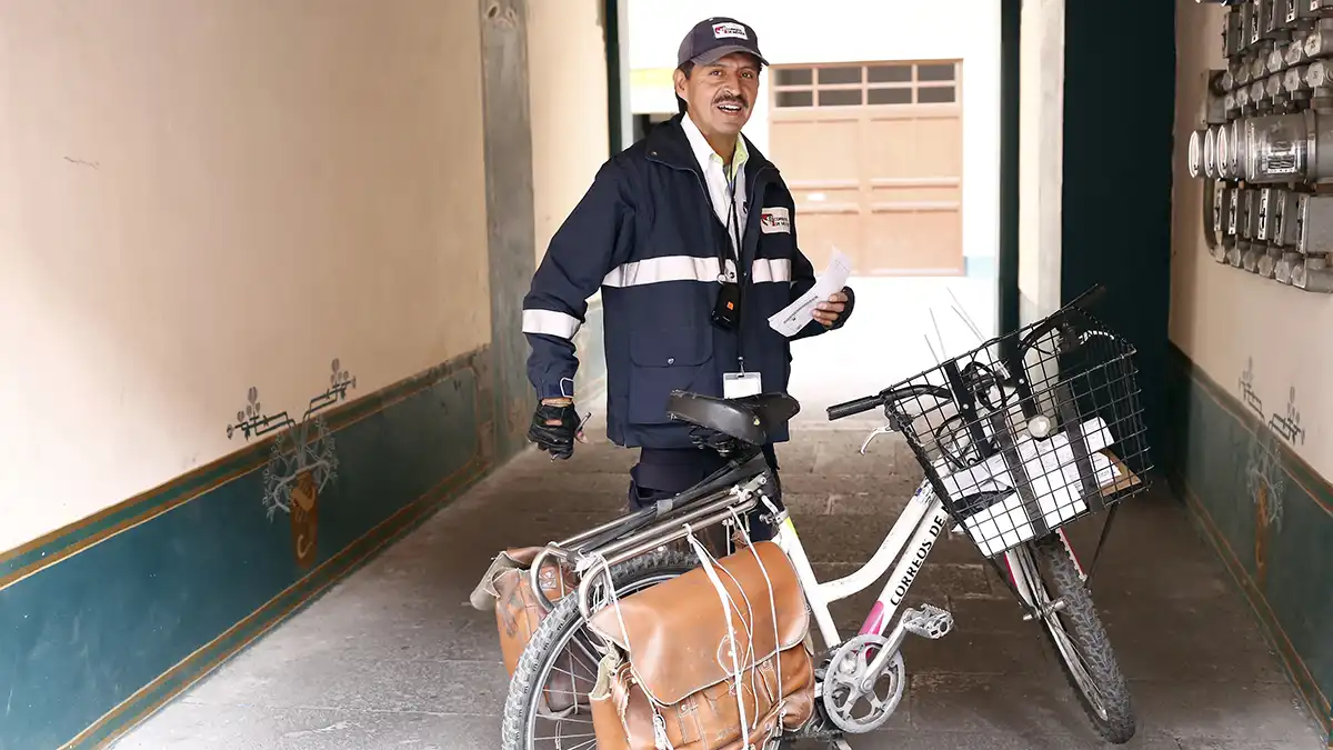 Carteros en Puebla: sin seguridad social y sueldo de 3 mil pesos mensuales