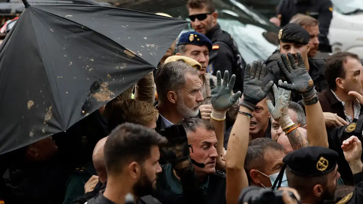 Lanzan lodo e insultan al rey de España en visita a zona de desastre en Valencia