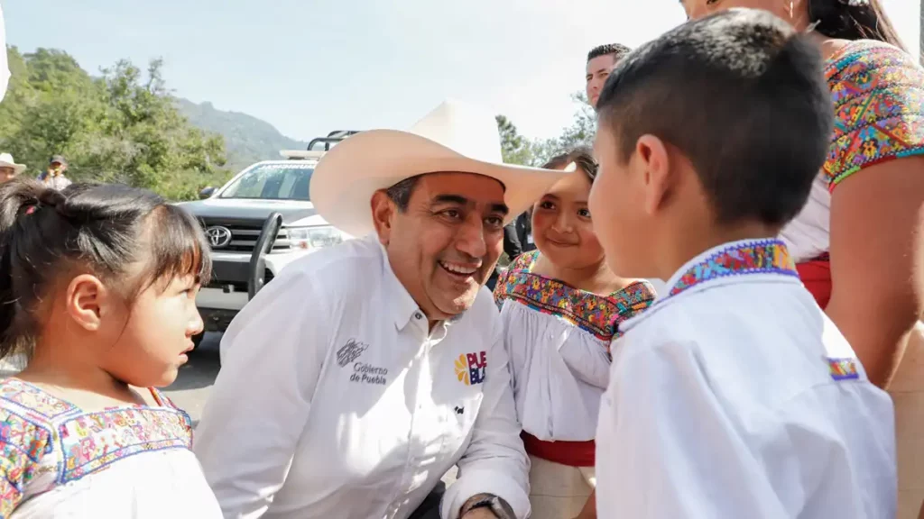 Sergio Salomón entregó obra carretera en Pahuatlán, Camocuautla y Nauzontla