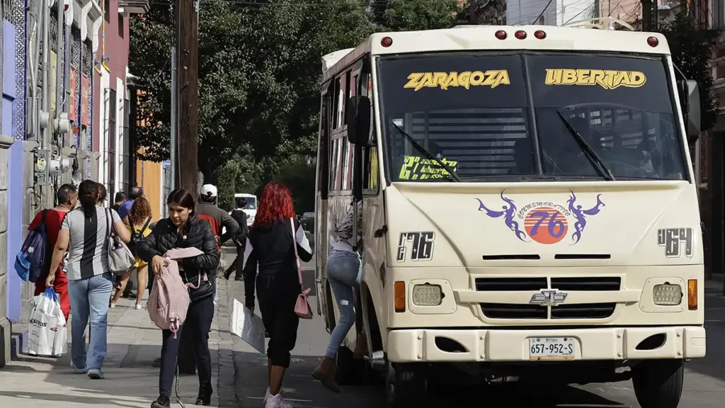 Poblanos celebran que no aumente el costo del transporte público