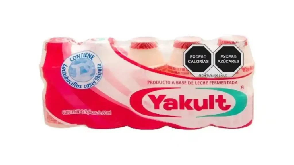 Paquete con cinco piezas de Yakult.