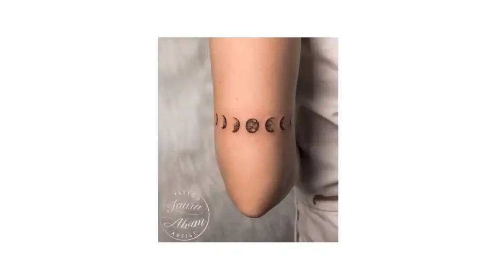 Tatuajes pequeños de las fases de la luna.