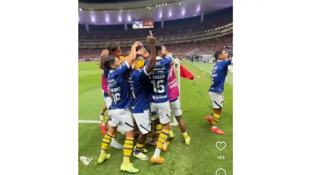 El futbolista de San Luis Vitinho realizando una seña obscena durante el partido contra Chivas.