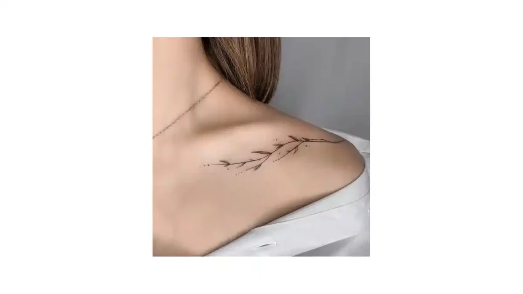 Tatuaje floral debajo de la clavicula.