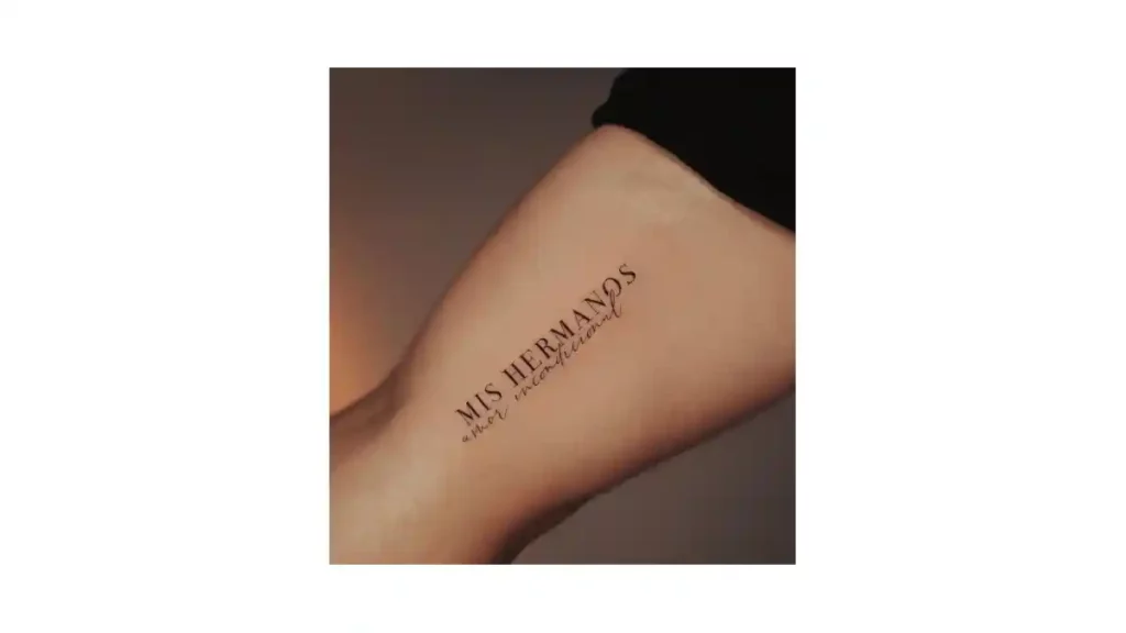 Tatuaje con la frase: "Mis hermanos, amor incondicional".