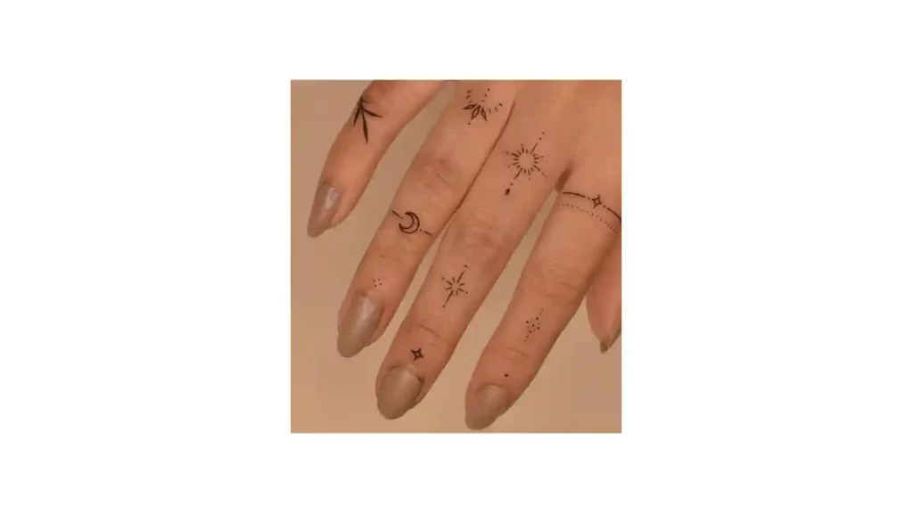 Tatuajes pequeños en las manos de una mujer.