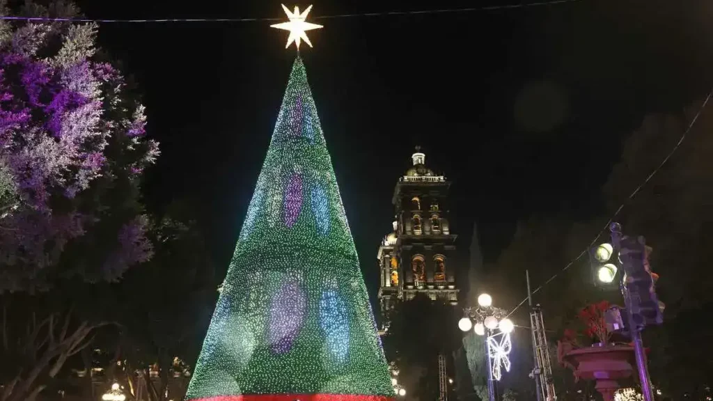 Así luce el zócalo de Puebla su iluminación navideña