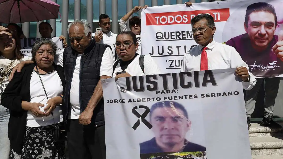 Marchan familiares y amigos de taxista que mató una patrulla de SSC Puebla