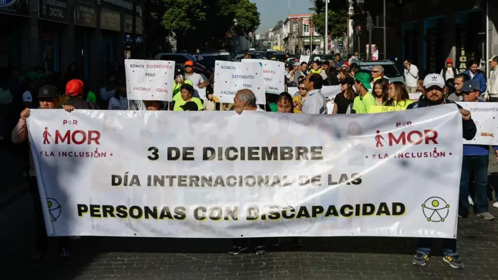 Marchan en Puebla por el Día Internacional de la Discapacidad